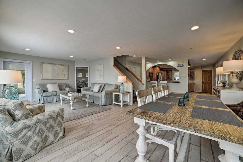 Getaway on Crystal Clear Lake: Main & Guest House!