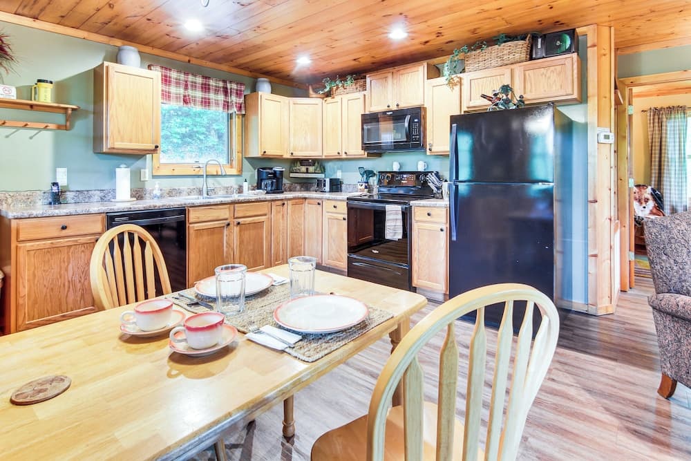 'fox Den' w/ Hot Tub! 22 Mi to Cataloochee Skiing