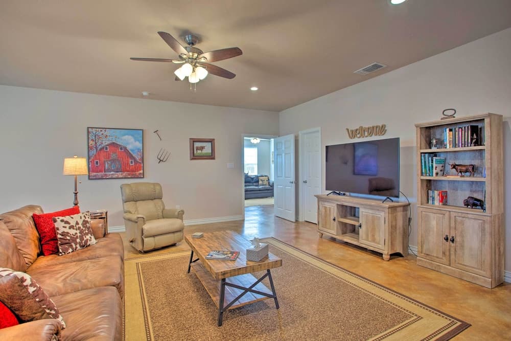 Pet-friendly Anna Ranch on 13 Acres!