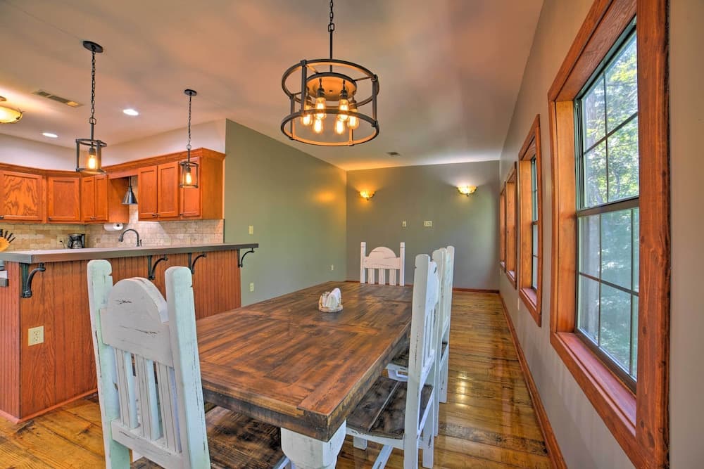 Coffeeville Cabin w/ Deck ~ 7 Mi to Grenada Lk