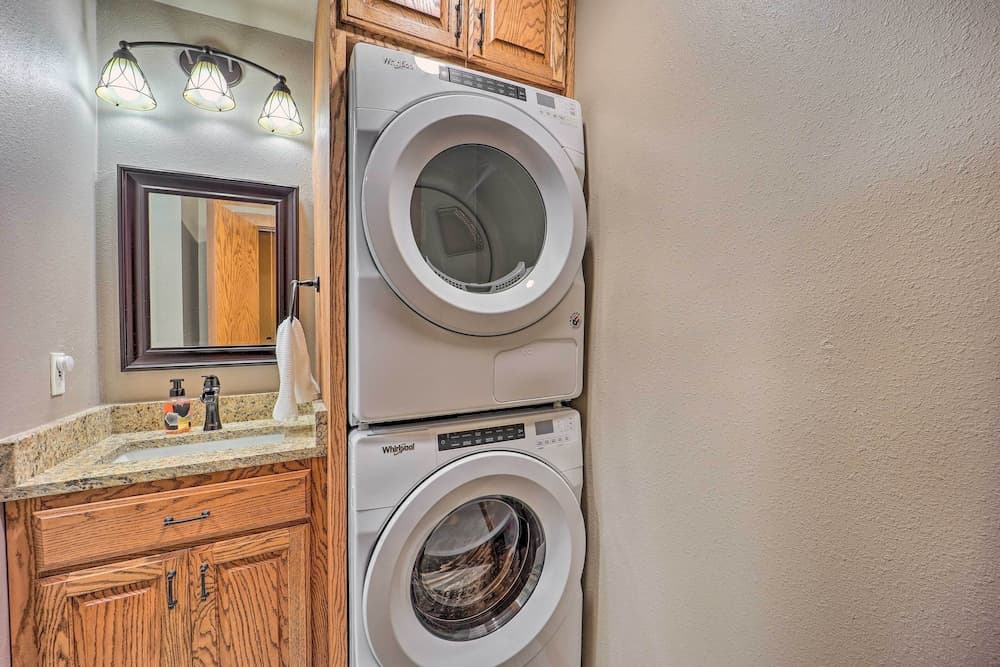 Golf Course & Lake Views: Cozy Afton Condo!