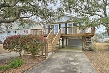 Cozy Oak Island House ~ 1 Mi to Beaches!