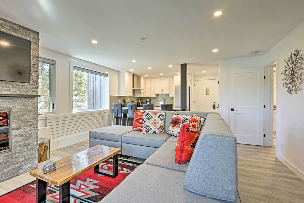 Cozy-luxe Colorado Condo Next to Base Village