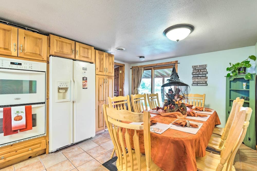 Family Home w/ Hot Tub - Walk to Johnson Lake!