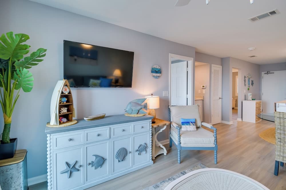 Gulf Shores Condo: Covered Balcony & Beach Access