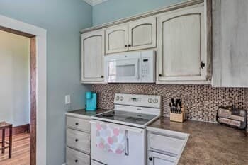 Lake Charles Cottage w/ Fireplace & Yard!