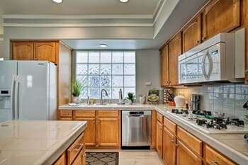 Luxe Home W/rooftop Patio: Walk to Oceanside Beach