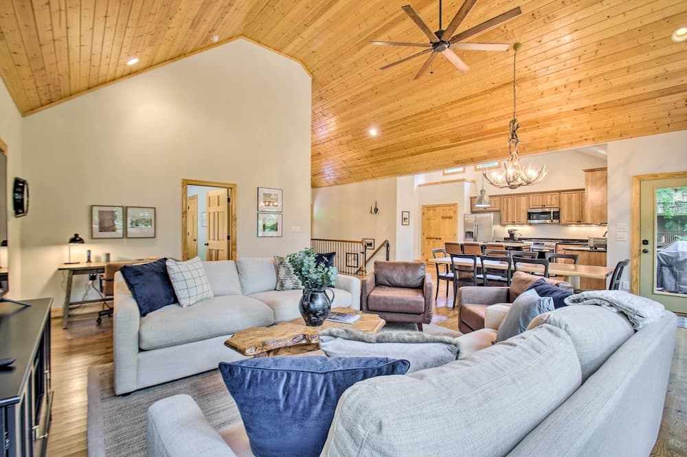 Luxe Wintergreen Resort Escape w/ Hot Tub!