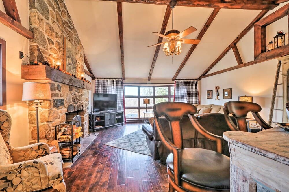 Macungie Cabin w/ Fireplace Near Bear Creek Skiing