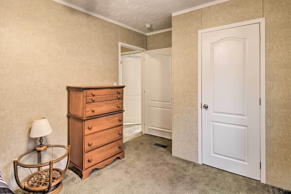 Family Lake Retreat w/ Screened Deck!