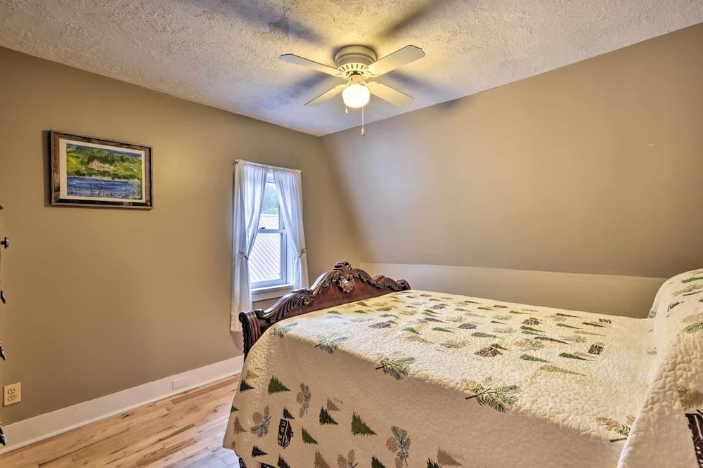 Peaceful Home w/ 11 Acres, Creek & Fire Pit!