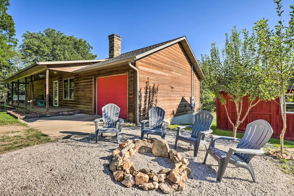 Quiet & Cozy Omaha Cabin ~ 20 Mi to Branson!