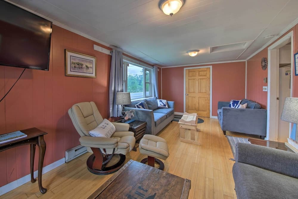 Pet-friendly Togus Pond Home: Kayak & Canoe!