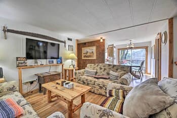 Single-story Grants Pass Home w/ Fire Pit!