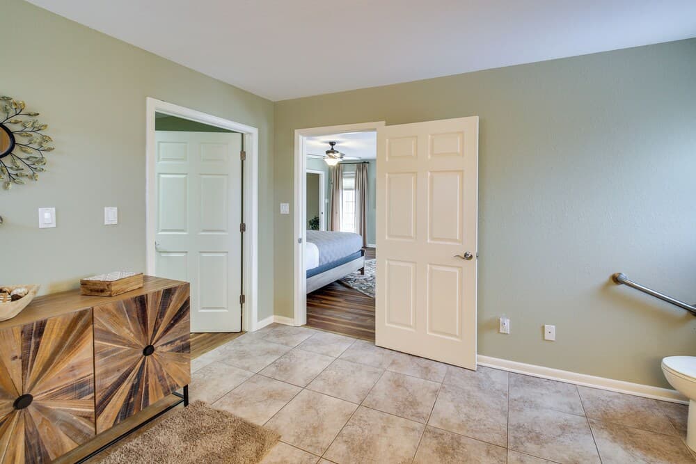 Stunning Lake Hamilton Getaway w/ Hot Tub!