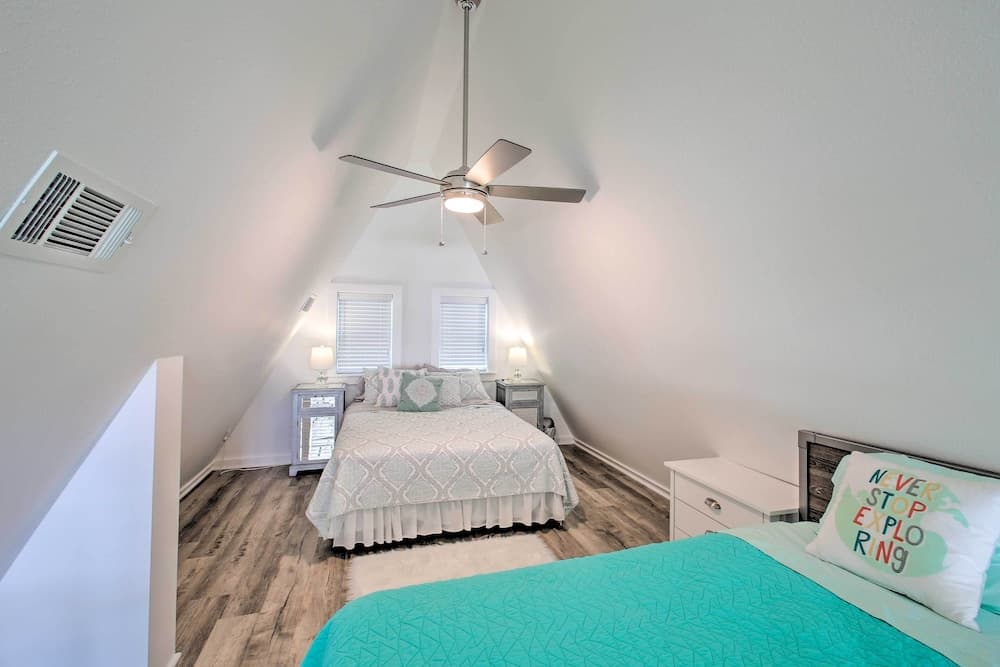 Deck, Boat Slip + Views: Lake Hamilton Cabin!