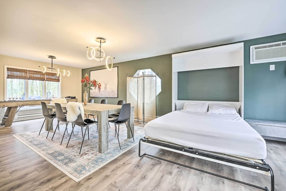 Hot Tub, Game Room & Fire Pit: Poconos Retreat