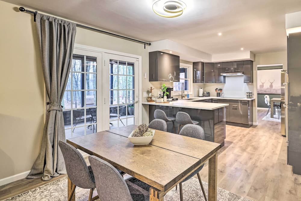 Hot Tub, Game Room & Fire Pit: Poconos Retreat