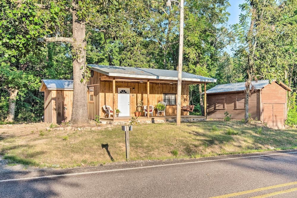 Updated Cabin w/ Porch, Mins to Cossatot River