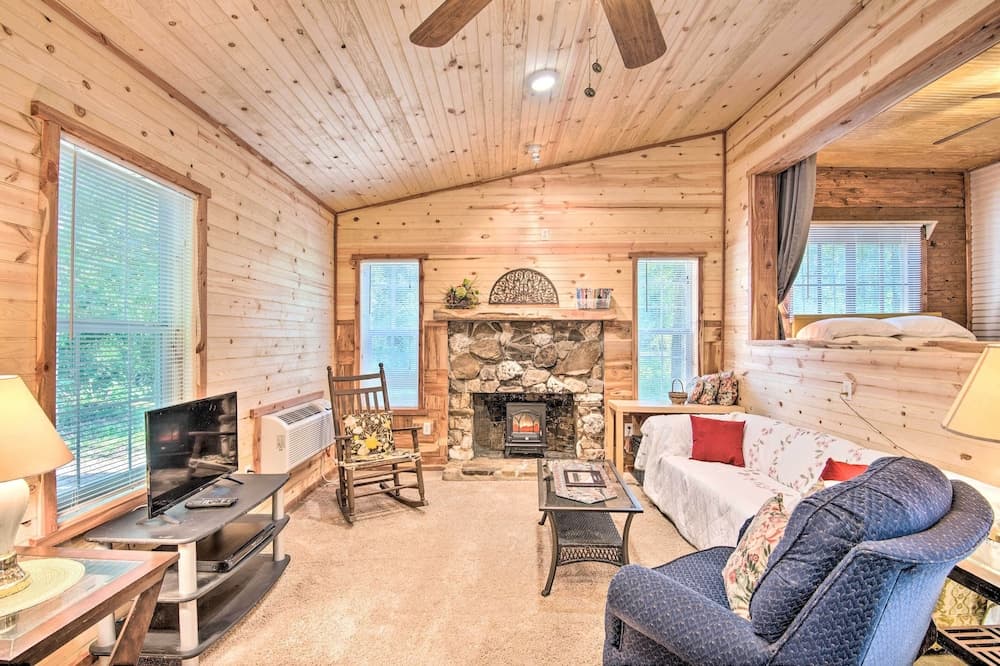 Updated Cabin w/ Porch, Mins to Cossatot River