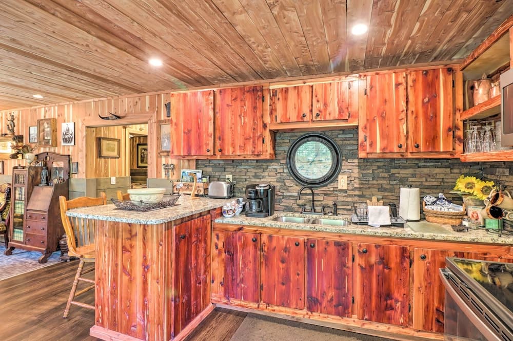 Quiet, Historic Manor: Located in Ghost Town!