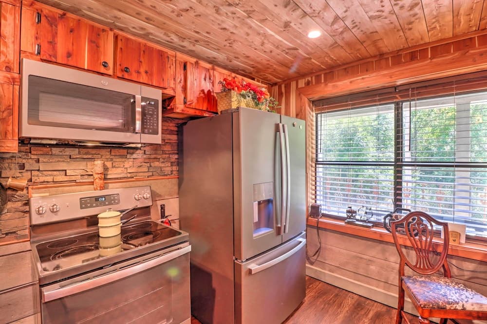 Quiet, Historic Manor: Located in Ghost Town!