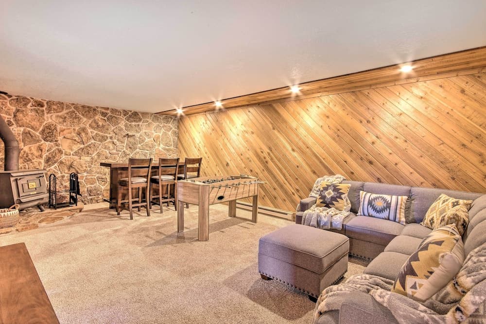 Stunning Gallatin Gateway Mountain Retreat!