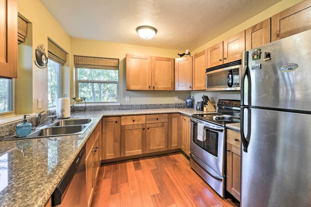 Near Skiing & Hiking: Inviting Retreat in Victor!