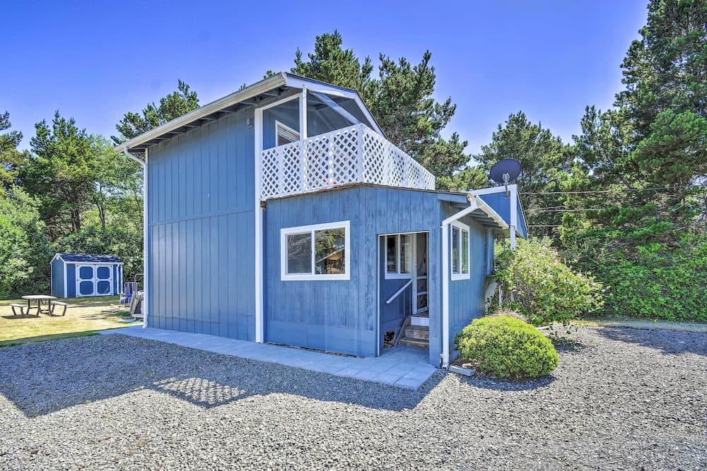 Coastal PNW Gem w/ Hot Tub - Walk to Beach!