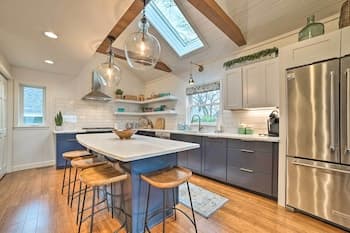 Chic Manistee Cottage: Steps to Lake Michigan!