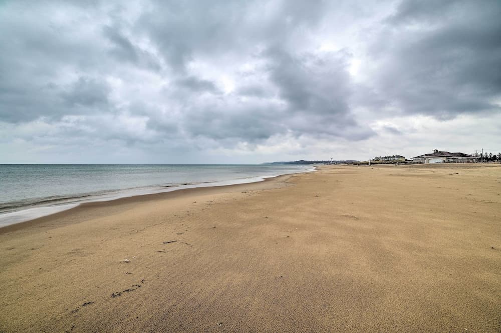 Chic Manistee Cottage: Steps to Lake Michigan!