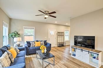 Contemporary Home 8 Mi to Downtown Asheville!