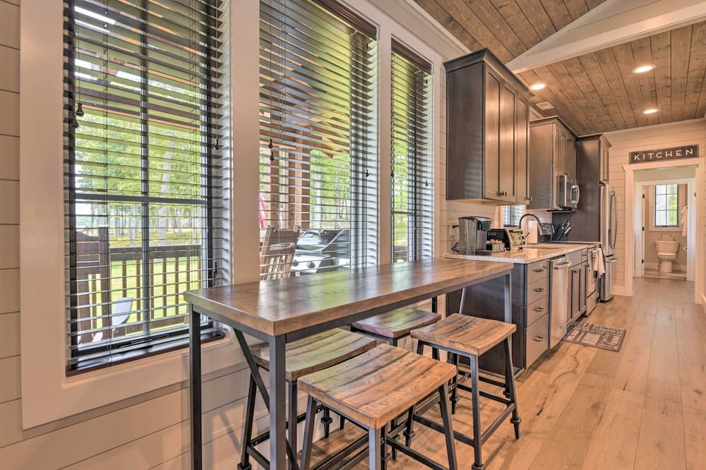 7 Mi to Ski Sapphire Valley: Cottage w/ Fire Pit