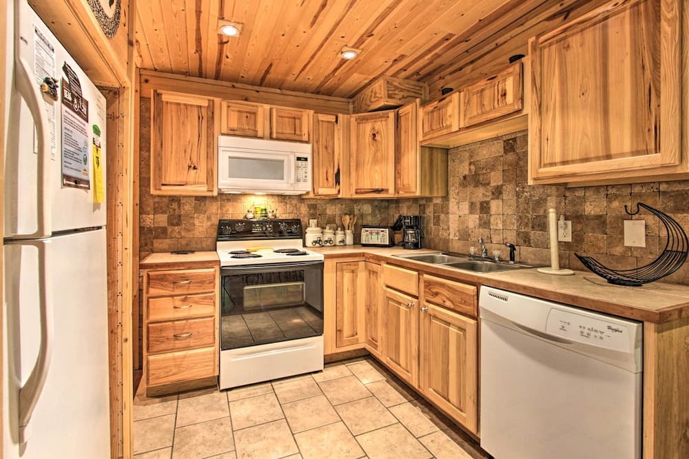 Rustic Gatlinburg Chalet w/ Hot Tub: 2 Mi to Town