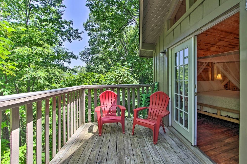 Rustic Gatlinburg Chalet w/ Hot Tub: 2 Mi to Town
