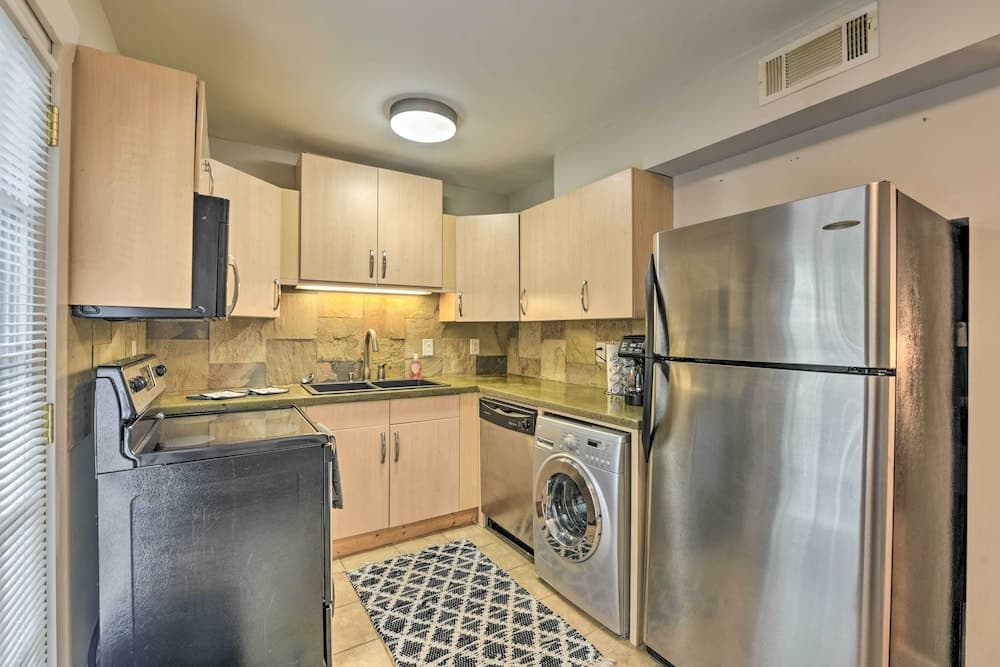 Charlotte Condo w/ Patio: 4 Mi to Downtown!