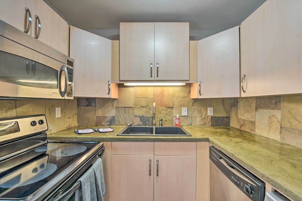 Charlotte Condo w/ Patio: 4 Mi to Downtown!