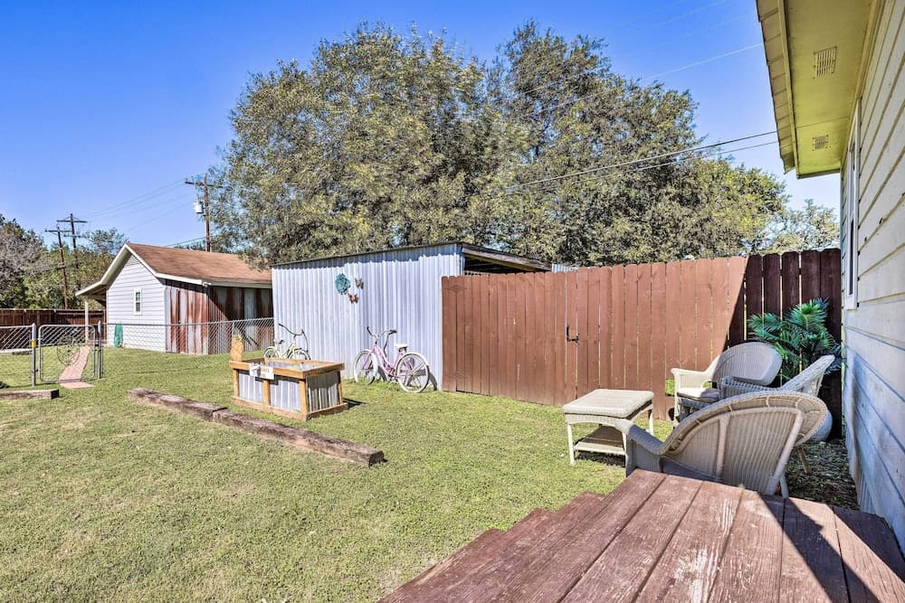 Flirty Flamingo' Studio: 1 Mi to Canyon Lake