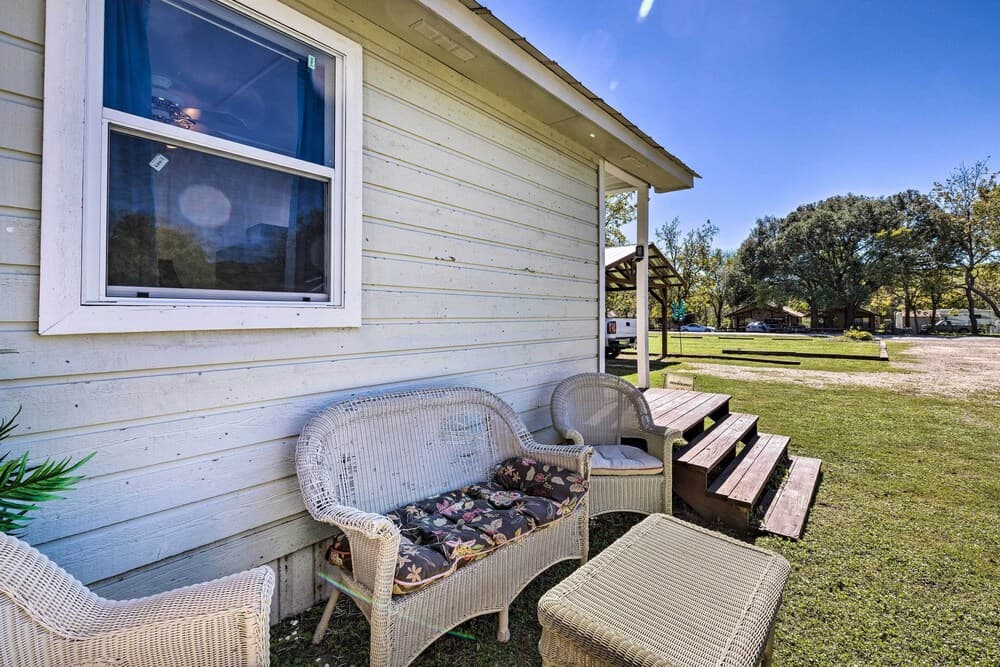 Flirty Flamingo' Studio: 1 Mi to Canyon Lake