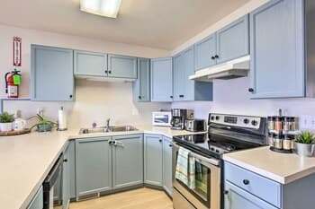 Garden City Townhome With Lake Views & Balcony!