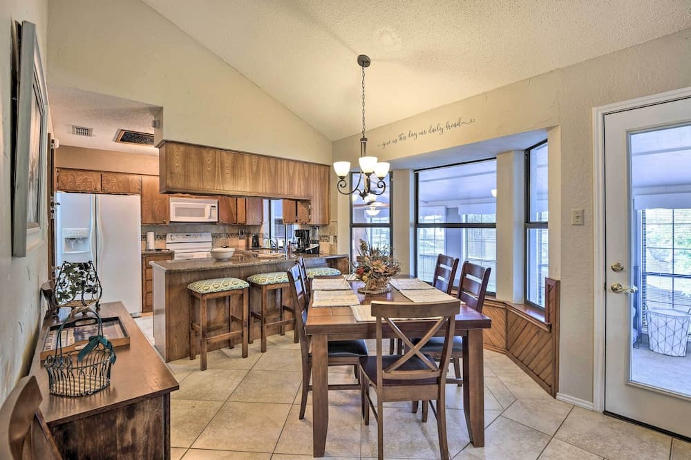 Granbury Home w/ Lake Granbury Access + Dock!