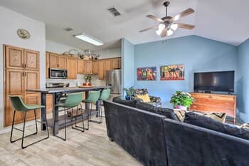 Granbury Home: Screened Porch < 2 Mi to Beach