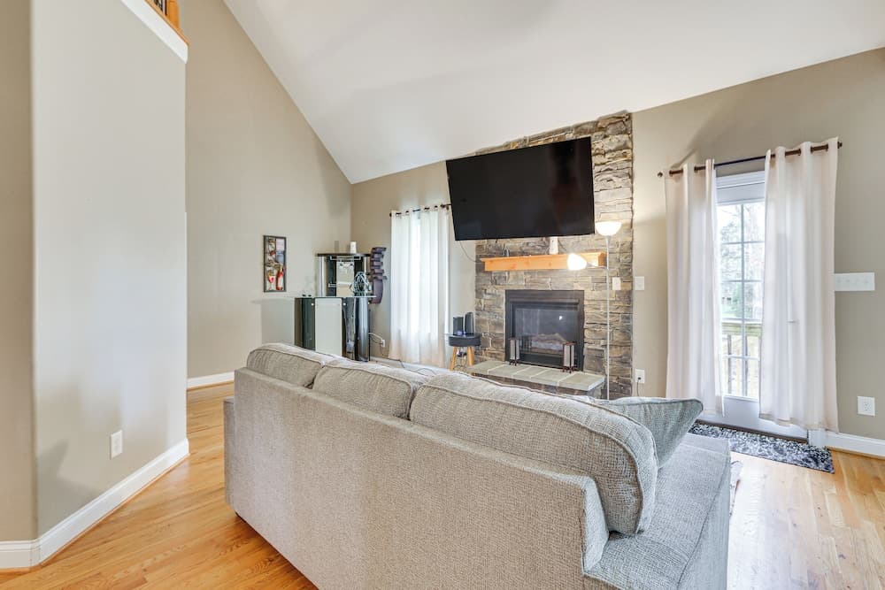 High Point Home ~ 1 Mi to Oak Hollow Lake!