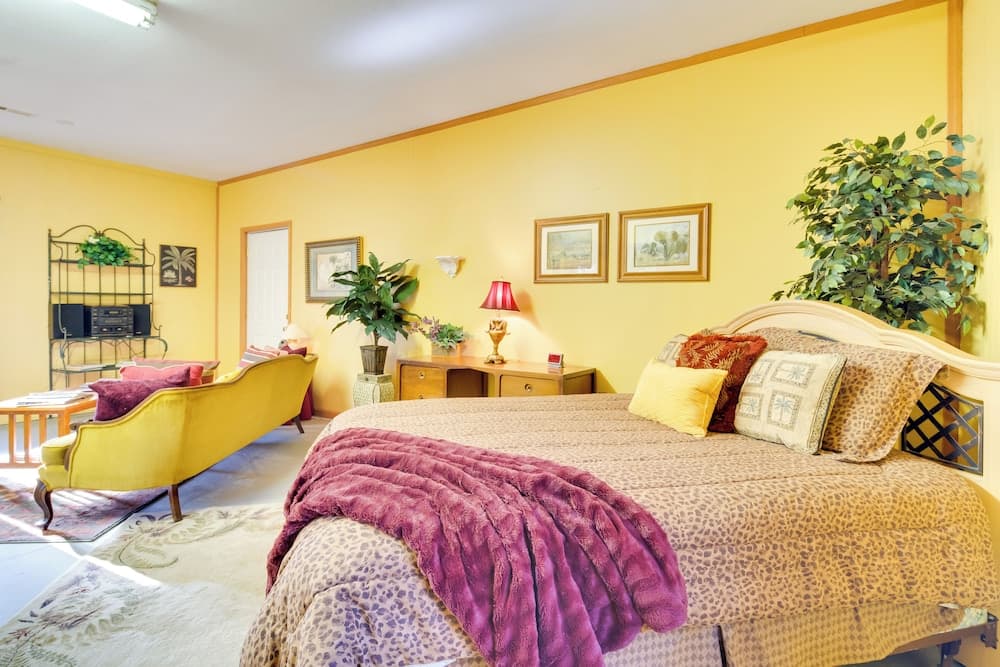 Peaceful Lake Lure Cabin w/ Fireplace!