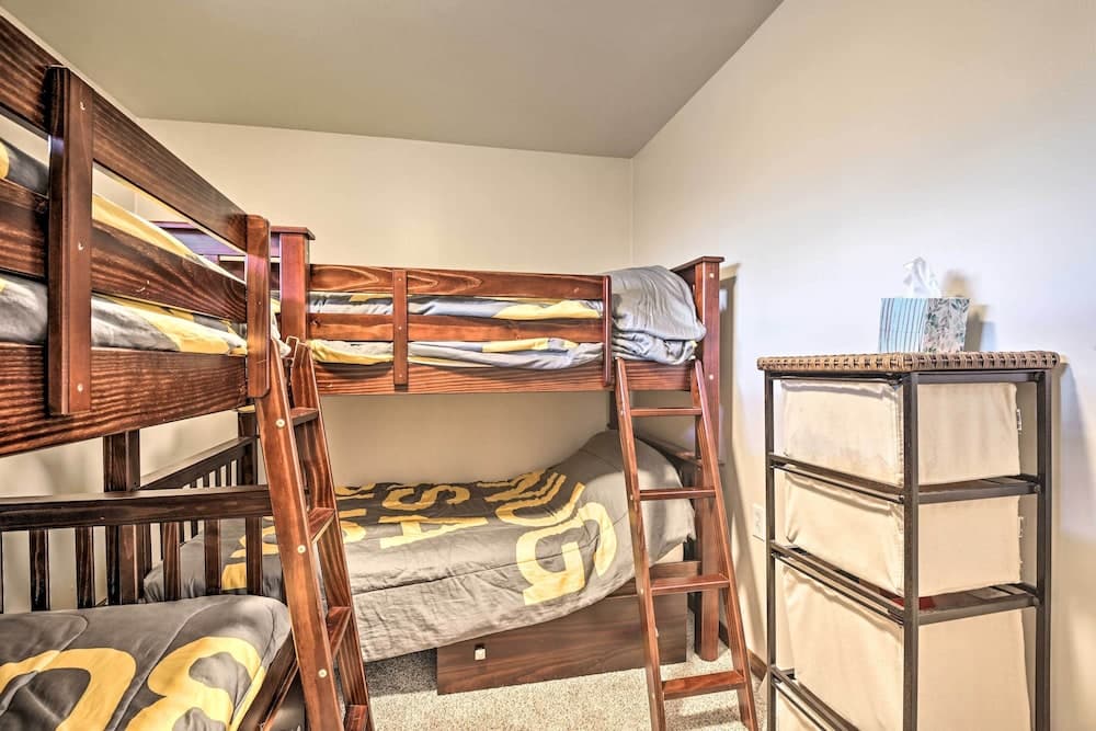 Indian Lake Retreat w/ Wet Bar & Covered Deck