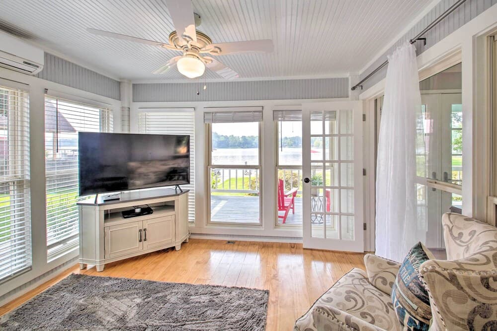 Kayaks & Dock: Lakefront Hot Springs Hideaway