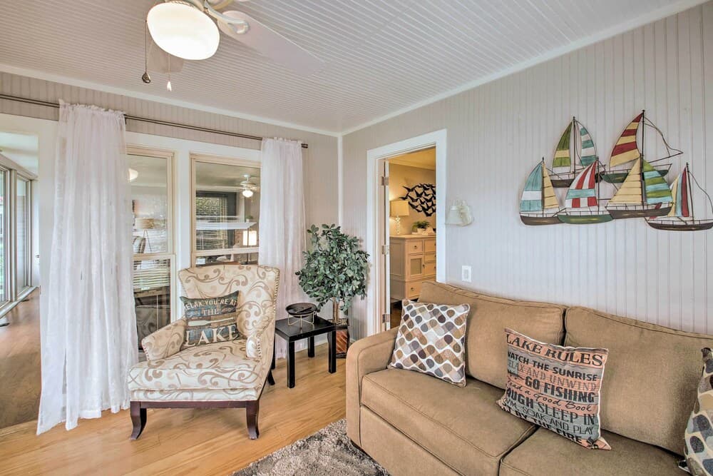 Kayaks & Dock: Lakefront Hot Springs Hideaway