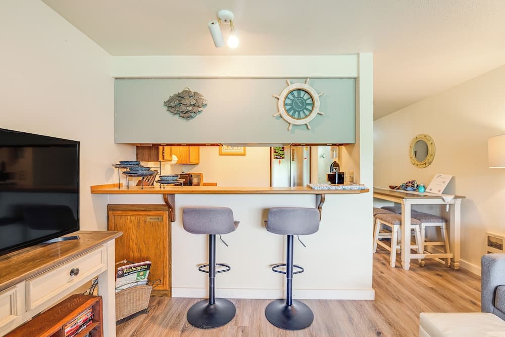 Ocean Shores Condo w/ Balcony < 1 Mi to Beach!