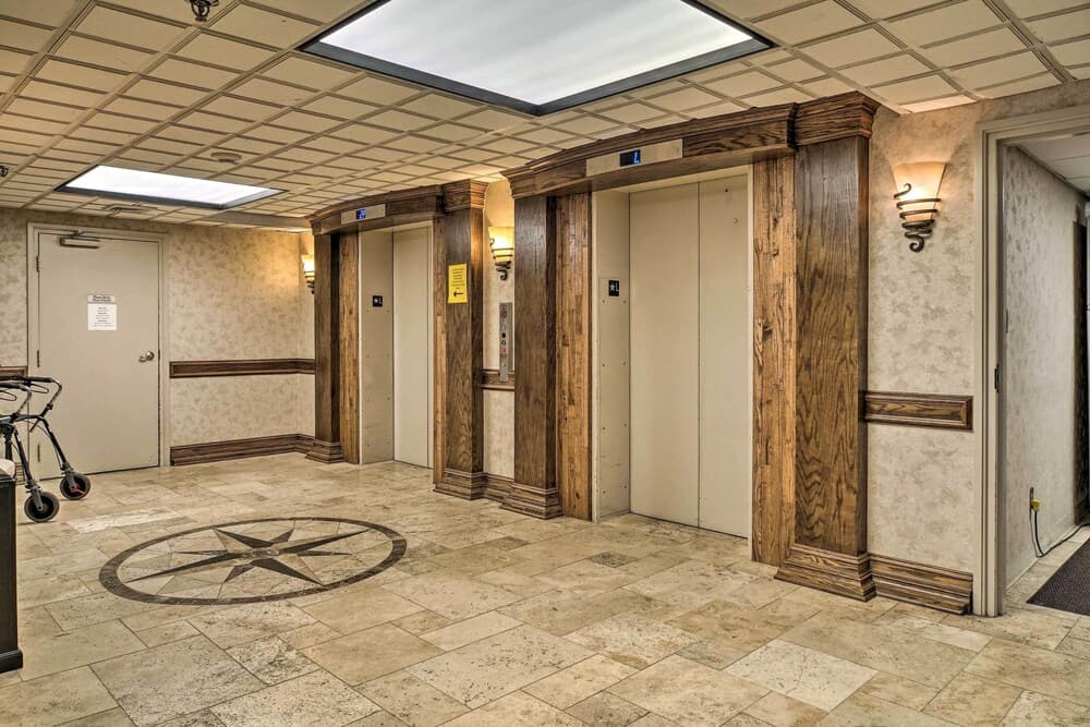 Balcony & Lake View: Modern Condo in Monkey Island