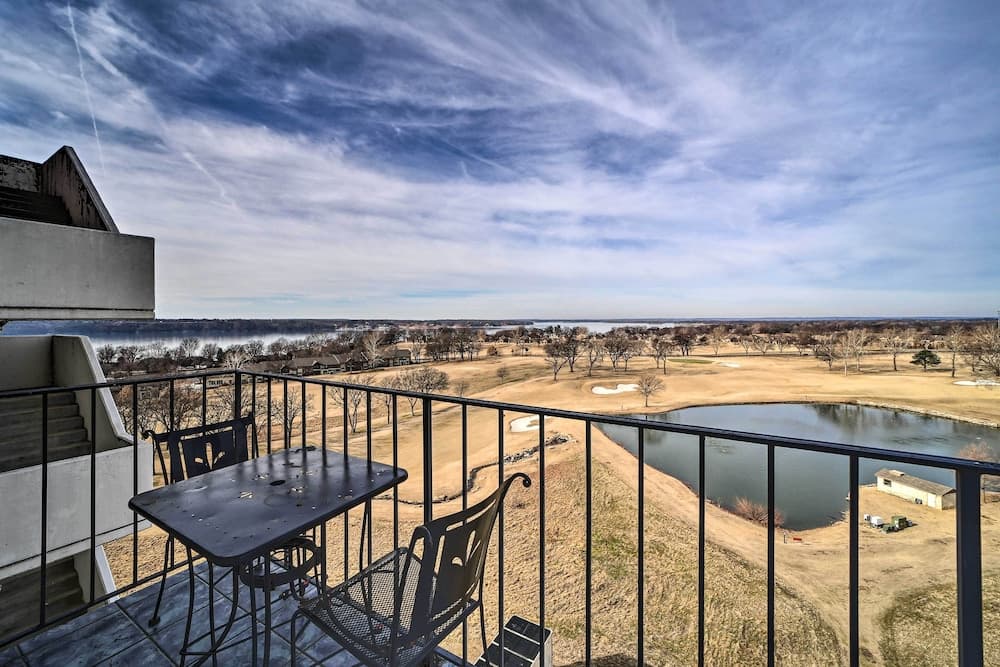 Balcony & Lake View: Modern Condo in Monkey Island